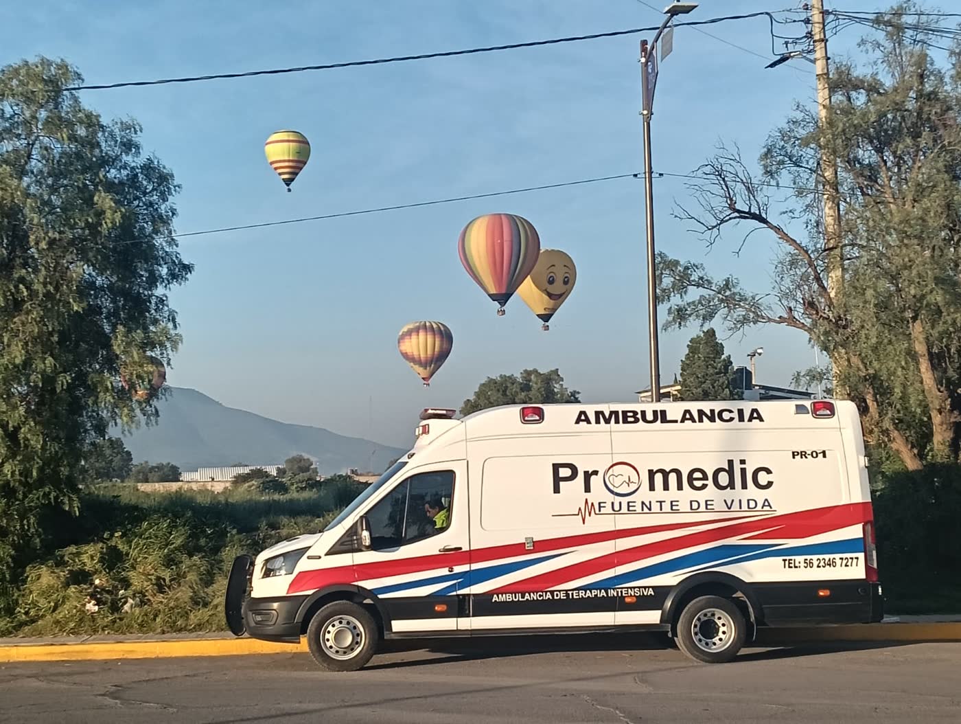 Ambulancia Promedic Fuente de Vida con globos aerostáticos volando al amanecer en Teotihuacán