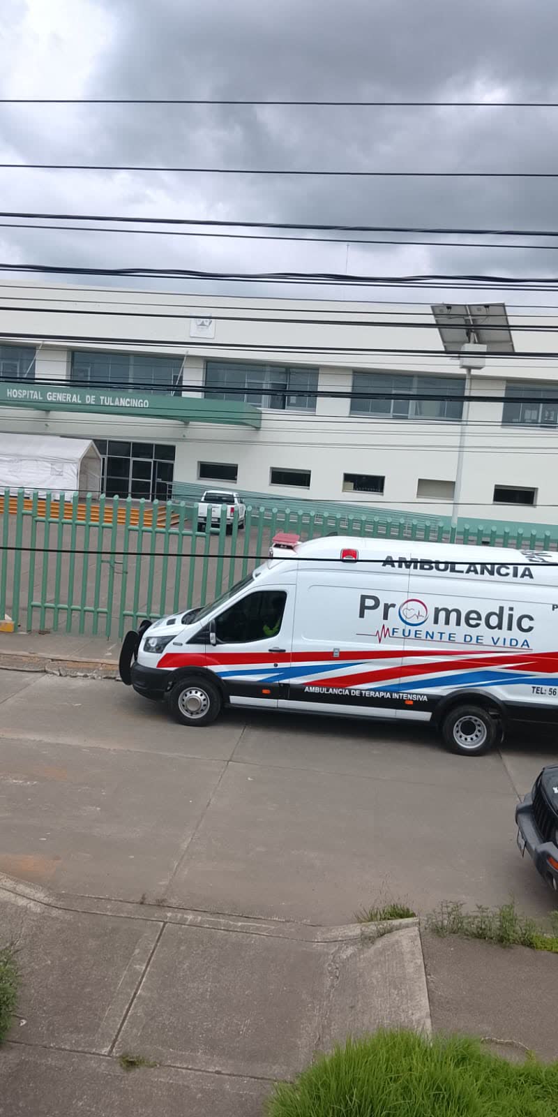 Ambulancia Promedic Fuente de Vida afuera del Hospital General de Tulancingo, Hidalgo