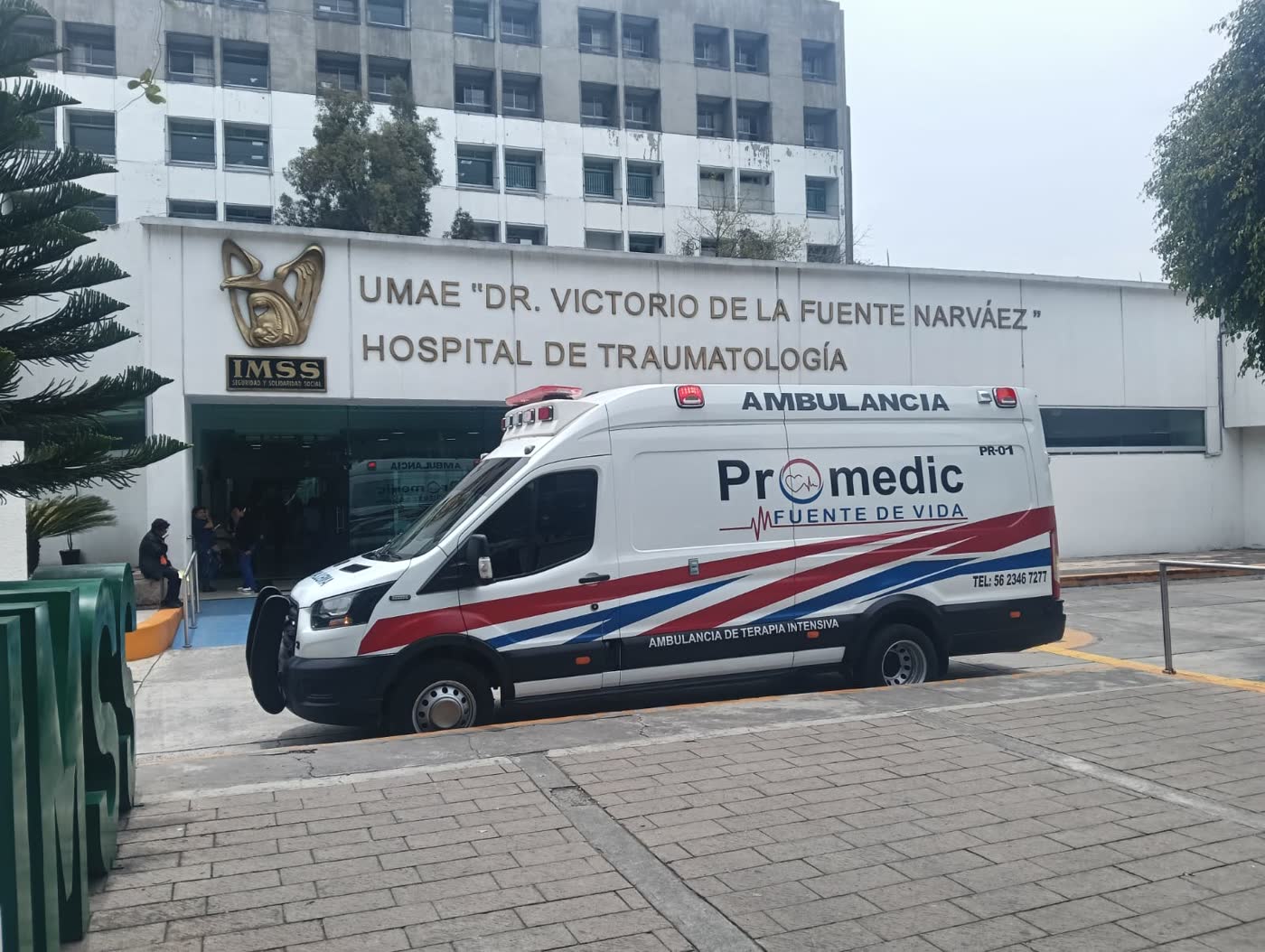 Ambulancia de terapia intensiva Promedic Fuente de Vida en la UMAE Dr. Victorio de la Fuente Narváez del IMSS