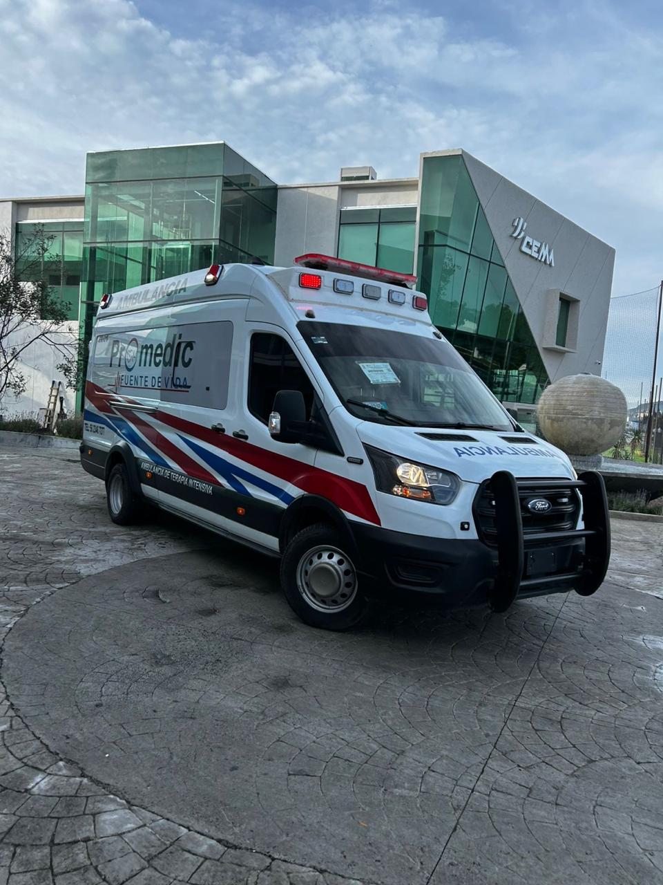 Ambulancia de terapia intensiva PR-01 de Promedic Fuente de Vida estacionada frente a CEMA