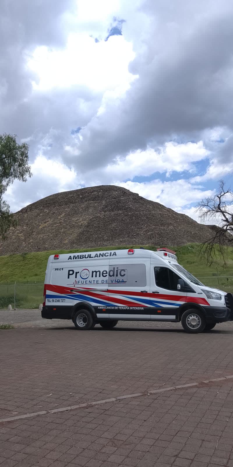 Ambulancia Promedic Fuente de Vida frente a una pirámide en la zona arqueológica de Teotihuacán