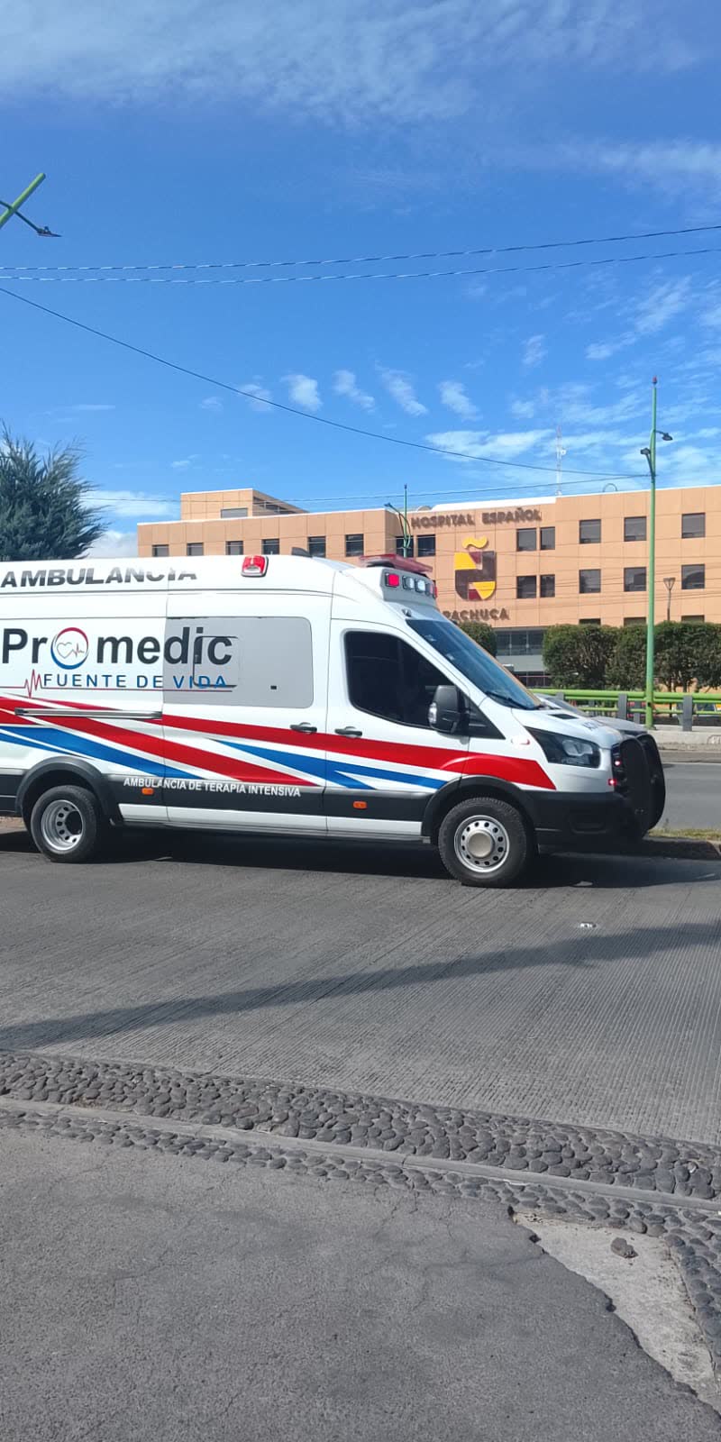Ambulancia Promedic Fuente de Vida frente al Hospital Español de Pachuca, Hidalgo