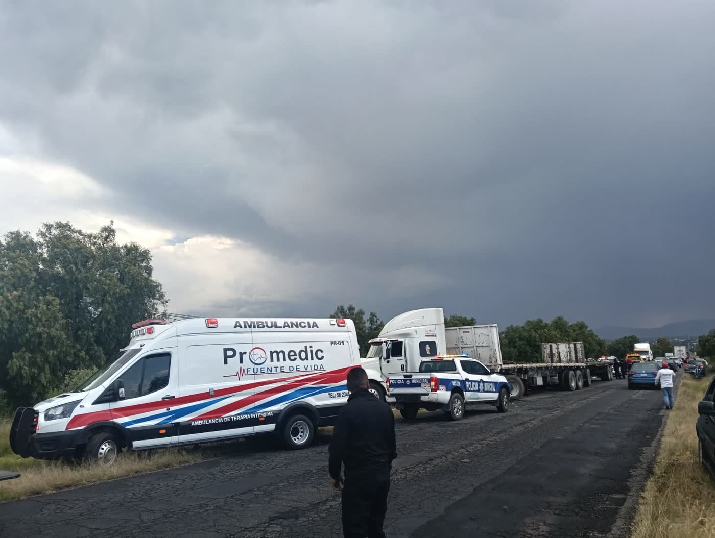 Ambulancia Promedic Fuente de Vida atendiendo un incidente carretero junto a una patrulla de policía municipal