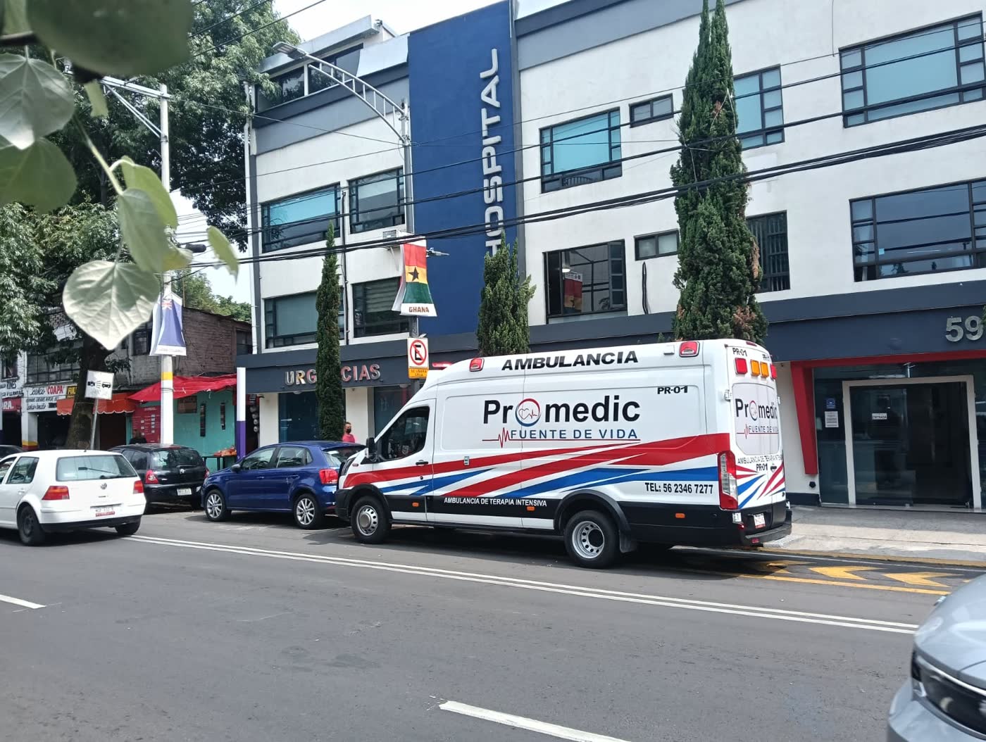 Ambulancia Promedic Fuente de Vida estacionada frente a un área de urgencias hospitalarias en la Ciudad de México