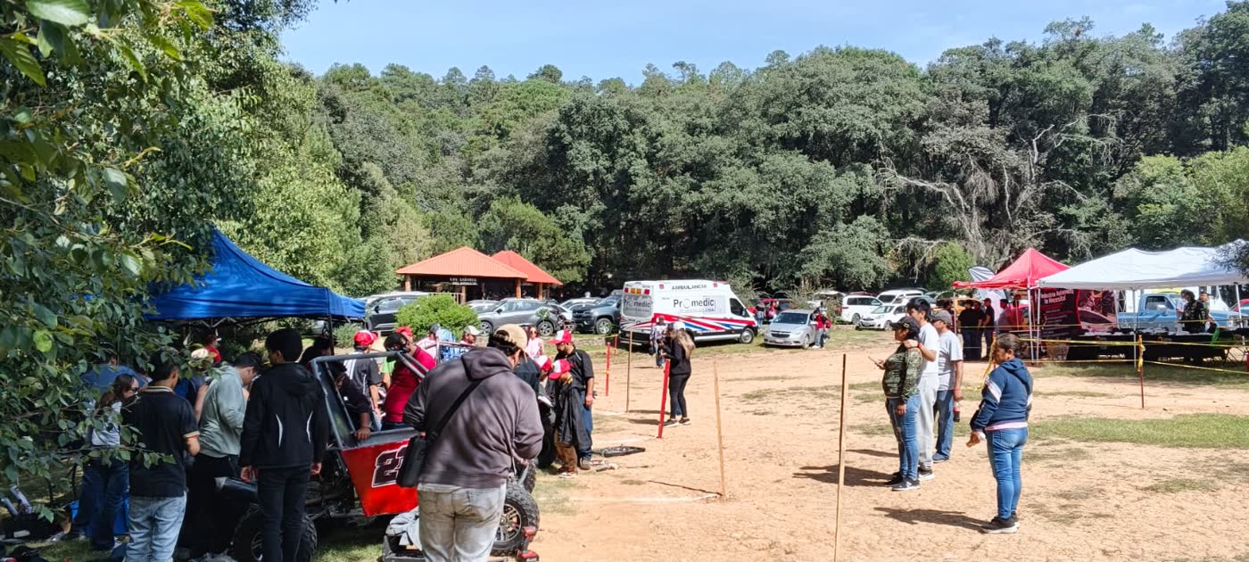 Ambulancia Promedic Fuente de Vida dando cobertura preventiva en un evento en zona boscosa de Mineral del Chico